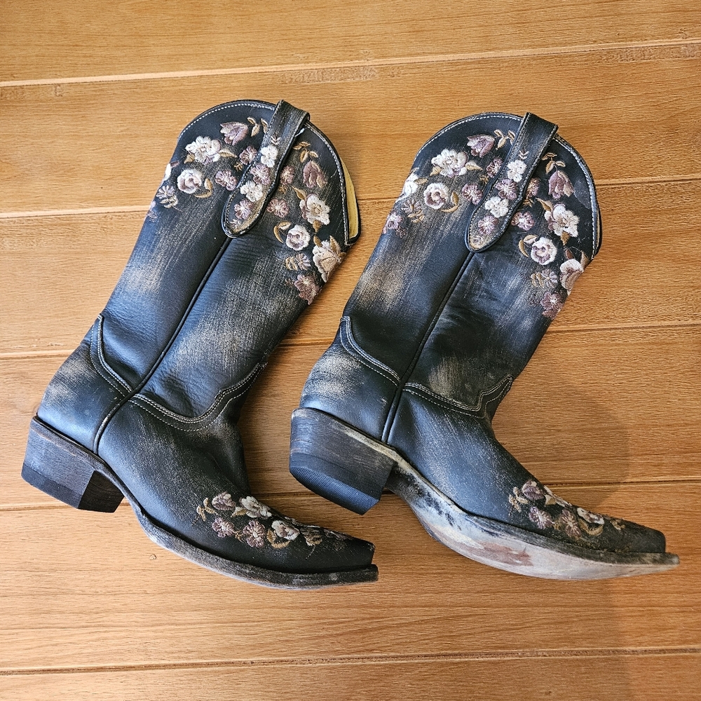 Cavender's Women's Rustic Black Floral Embroidery Snip Toe Western Boots Size 7B